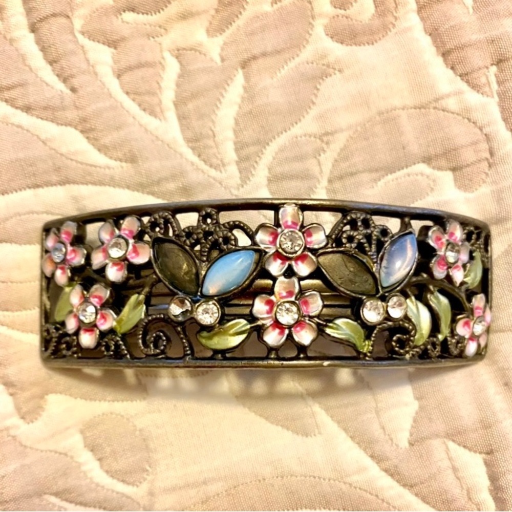 Floral metal hair clip. Beautiful, sturdy and fabulous condition.